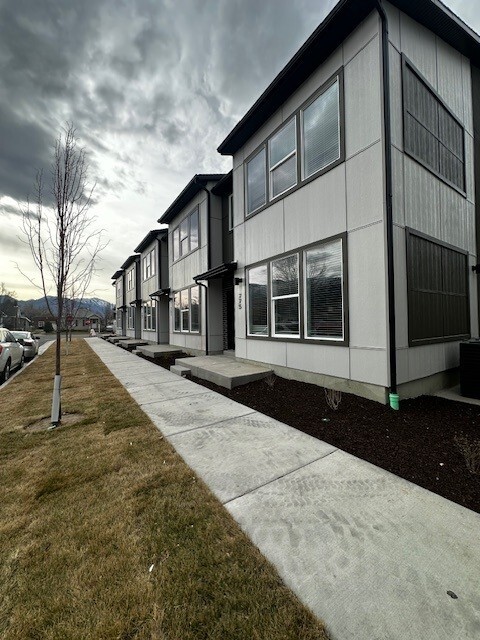 Building Photo - 775 1500 W