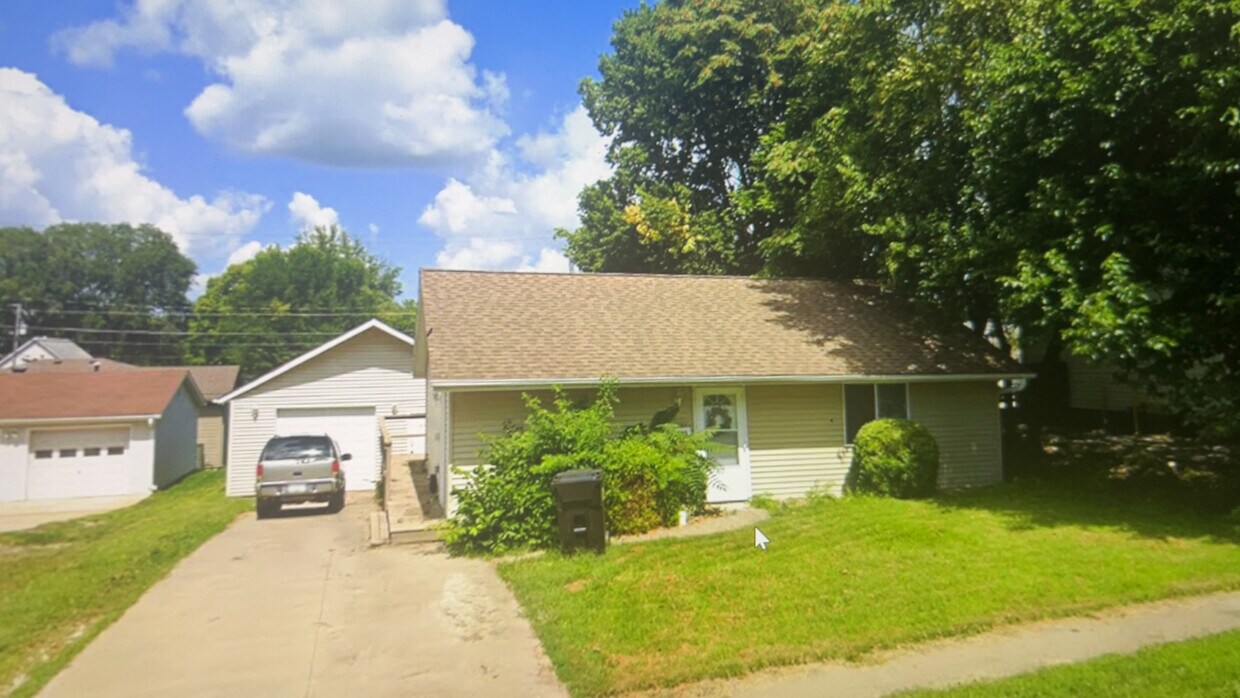 Primary Photo - 1005 E Main St