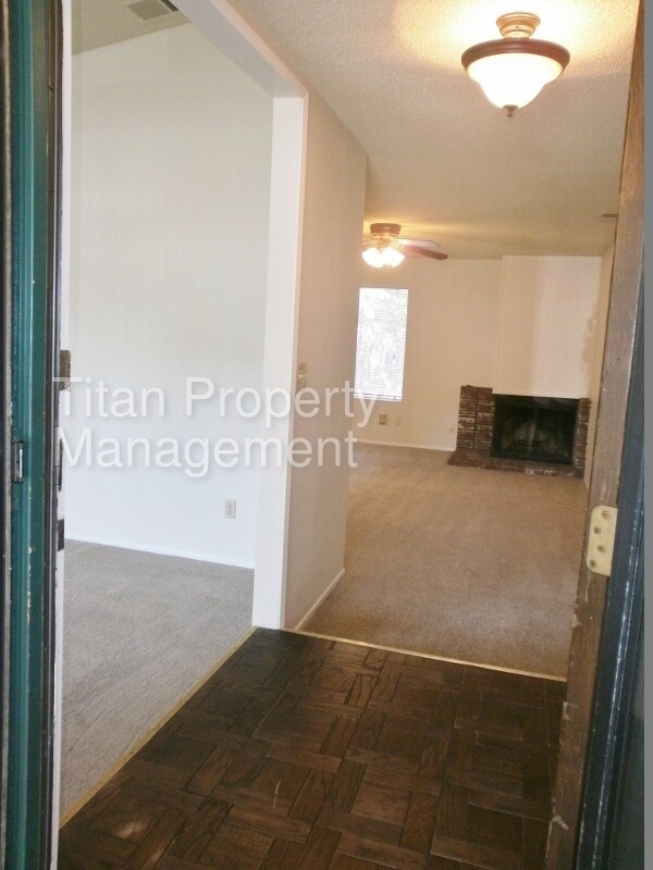 Building Photo - 6557 Oakcreek Way