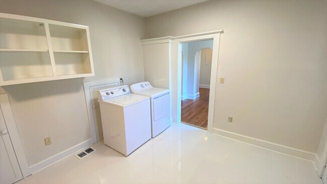 Building Photo - Heart of Midtown Historic Home 4/2 w/ Hard...