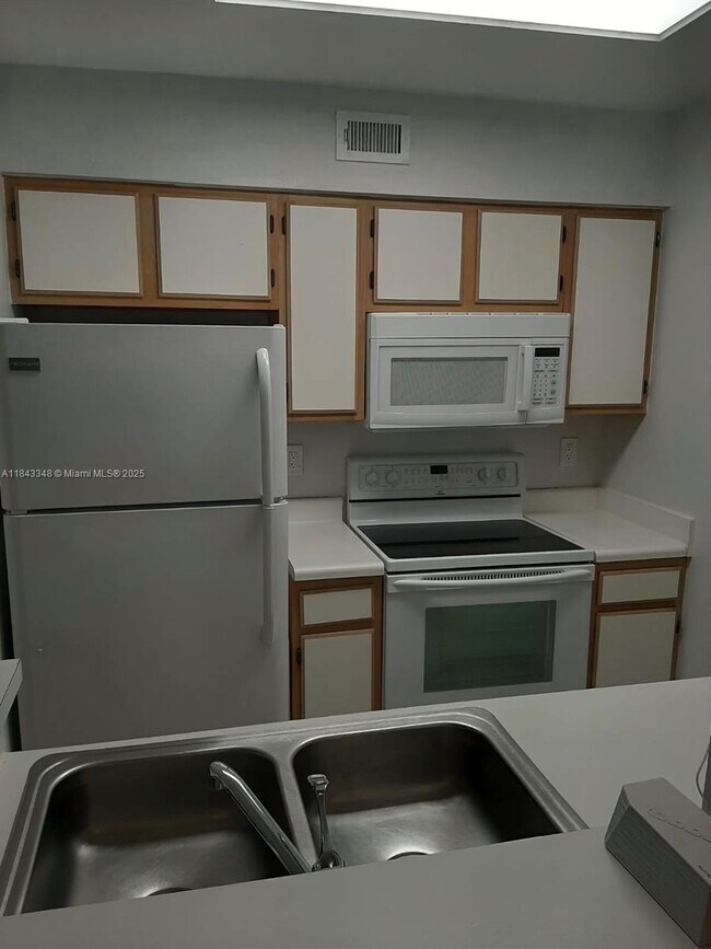 Foto del edificio - 2881 N Oakland Forest Dr