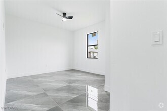 Building Photo - 922 Dobbins St E