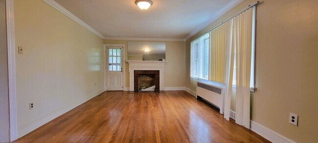 Foto del edificio - Large brick 2 story on huge corner lot in ...
