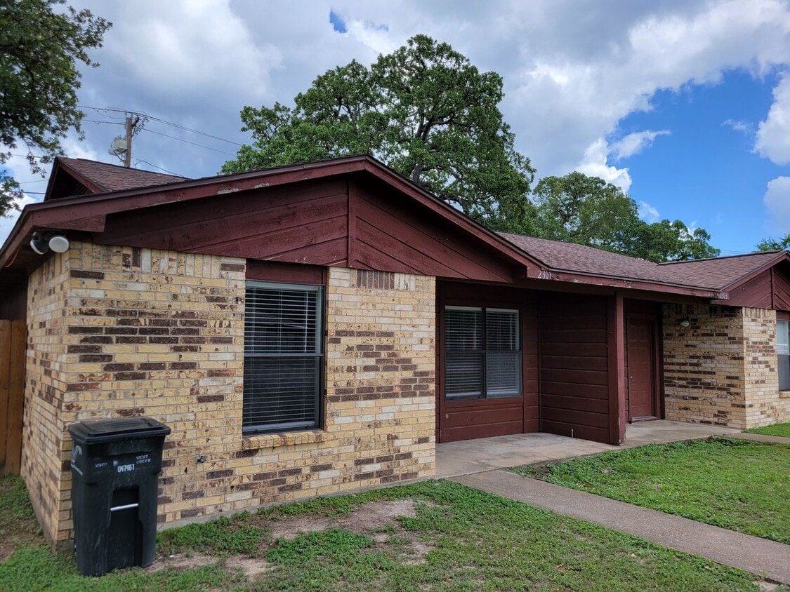 Building Photo - College Station - 2 bedroom / 1.5 bath / l...