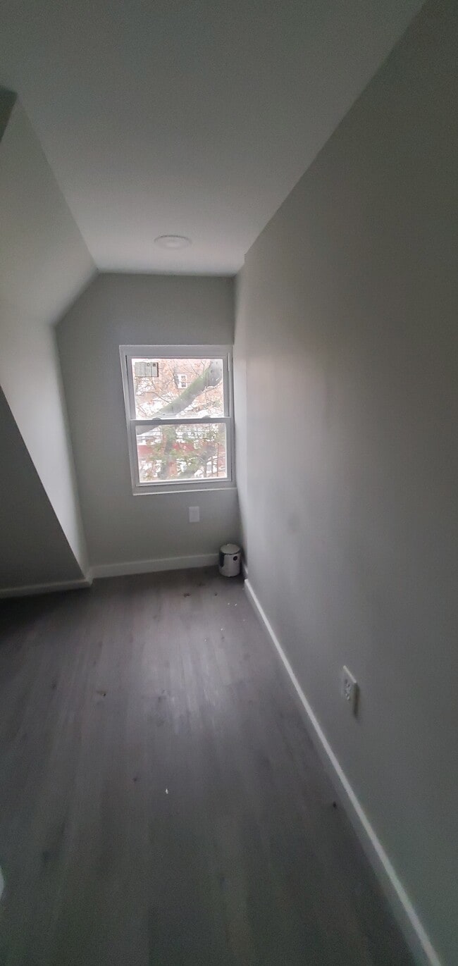 Living - 1075 Sanford Ave