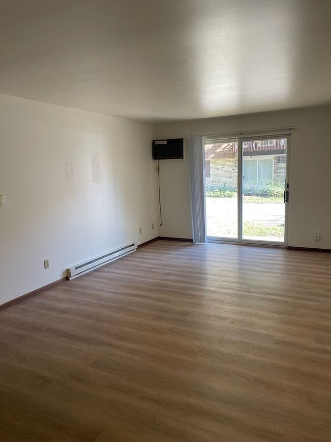 Building Photo - Neat and Updated 2- Bedroom Apartment