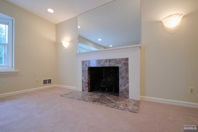 Building Photo - 74 Thornbury Ave