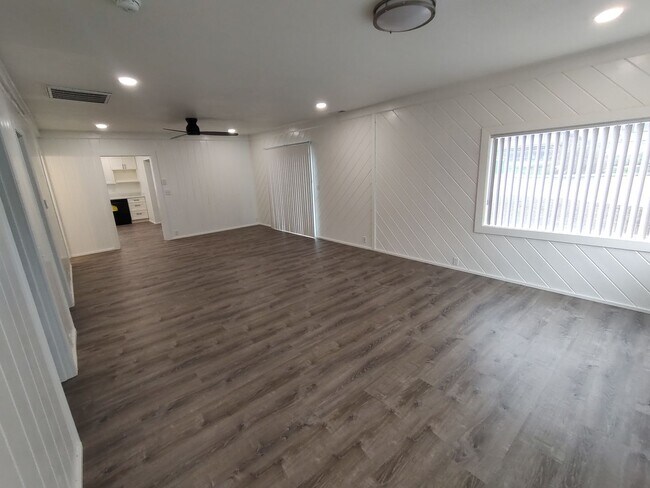 Building Photo - 2 Bedroom 1 Bath Newly Remodeled House