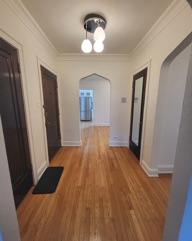 7050 N Washtenaw Ave Unit 2, Chicago, IL 60645 Condo for Rent in Chicago, IL