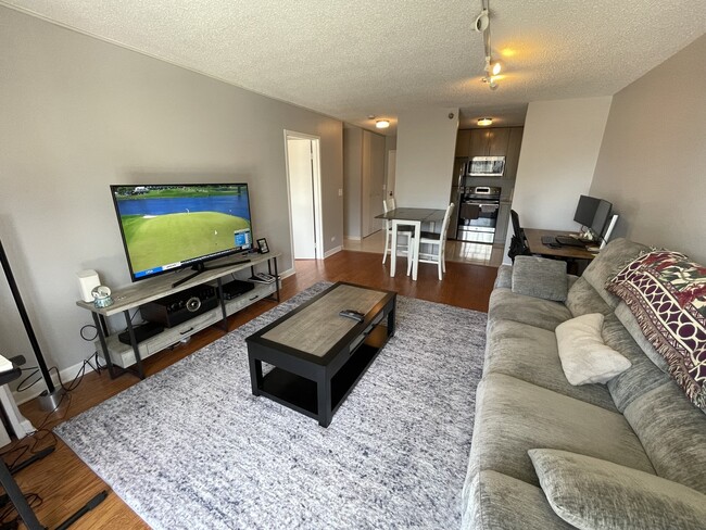 Building Photo - 1212N N La Salle Dr