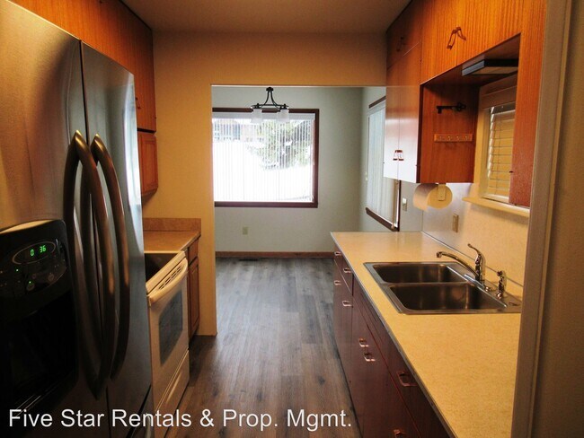 Foto del edificio - 4 br, 2.5 bath House - 400 W 10th Street