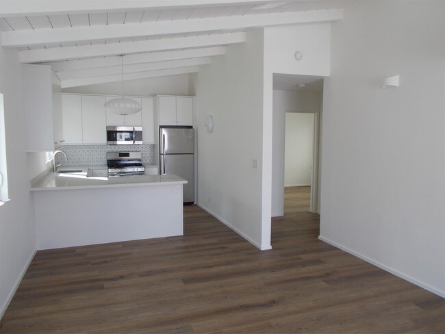Building Photo - 925 W Balboa Blvd
