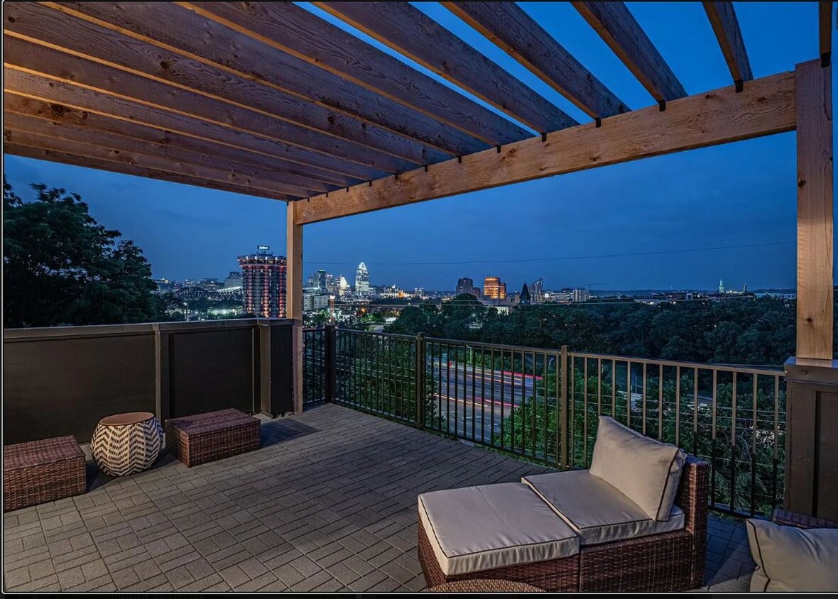 Primary Photo - Luxury Townhouse with Beautiful Rooftop Te...