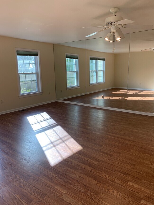 Building Photo - Spacious 2 BR/1.5 BA Multi Level Condo in ...