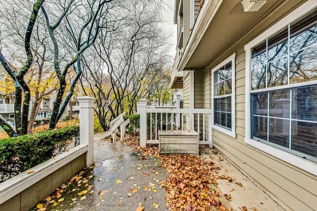 Foto del edificio - Fabulous 2 bed, 2 bath unit in sought afte...