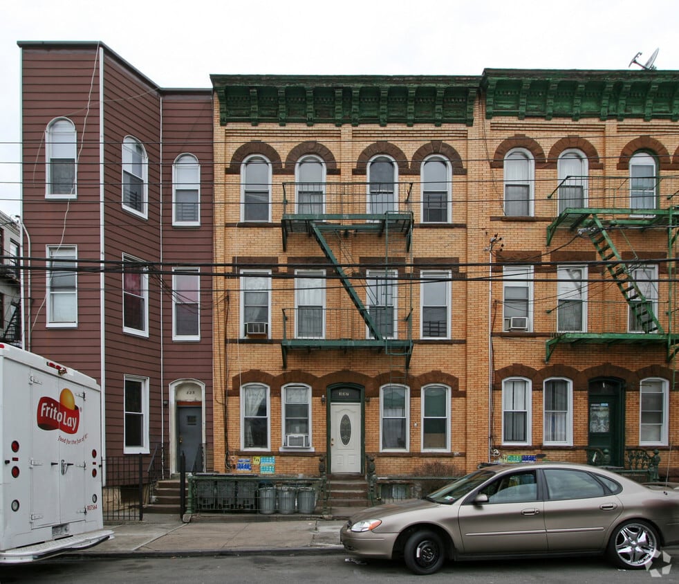 Building Photo - 337 Grove St