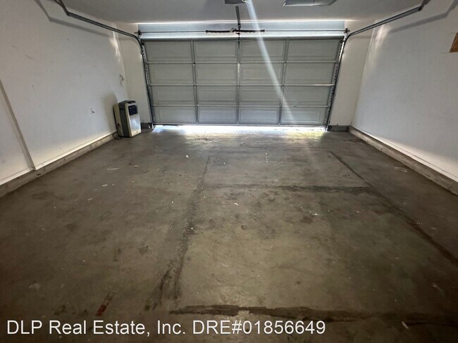 Building Photo - 4 br, 2.5 bath House - 2320 S. Fallbrook D...