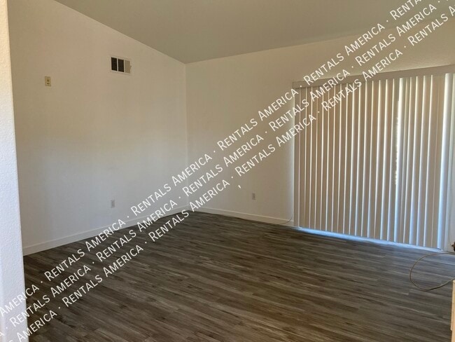 Building Photo - 401 Amber Pine St