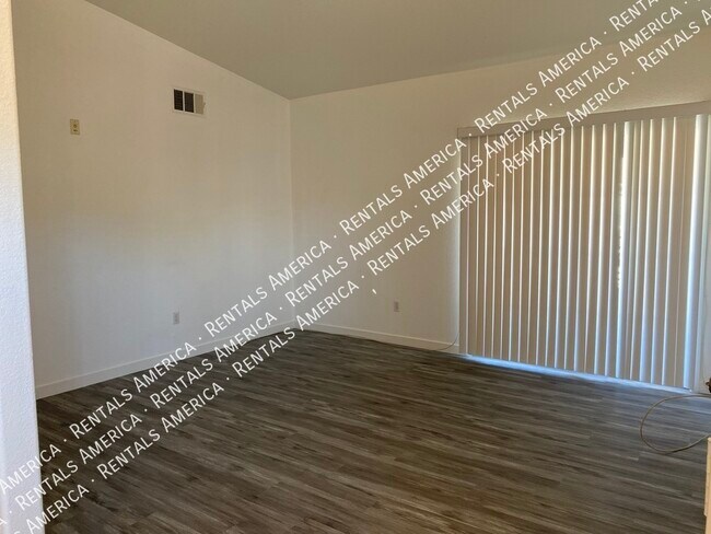 Foto del edificio - 401 Amber Pine St