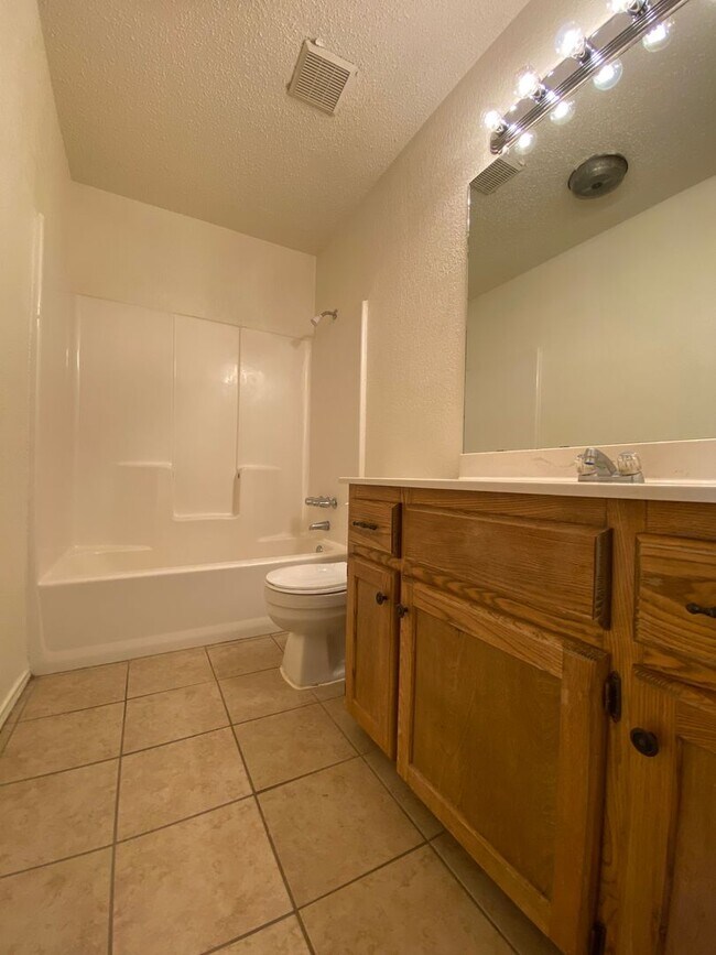 Building Photo - Duplex *LEASING SPECIAL AVAILABLE*