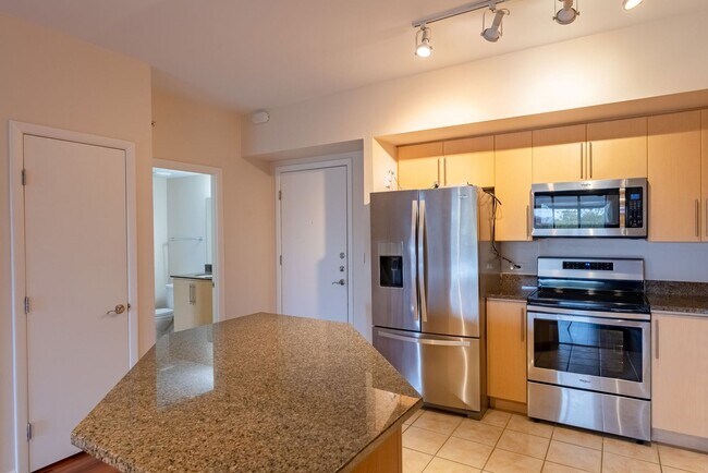Foto del edificio - Beautiful 2bed / 2bath Condo with Waterfro...