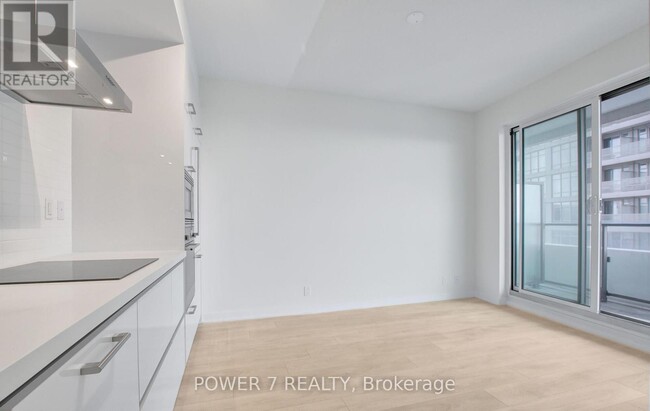Building Photo - 2221-2221 Yonge St