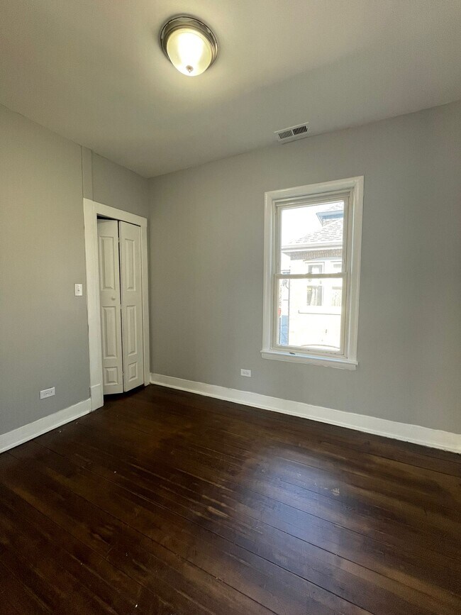Foto del edificio - 8752 S Manistee Ave