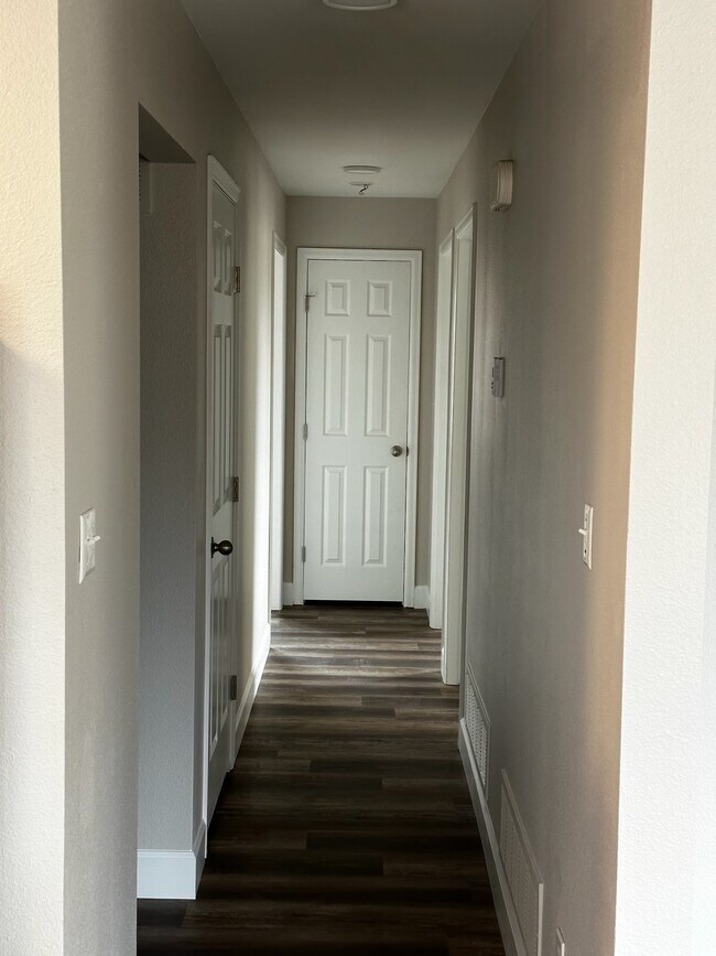 Building Photo - 928 Village Cir