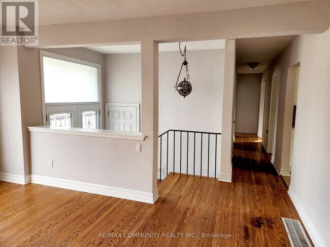 Building Photo - 399 Loretta Crescent