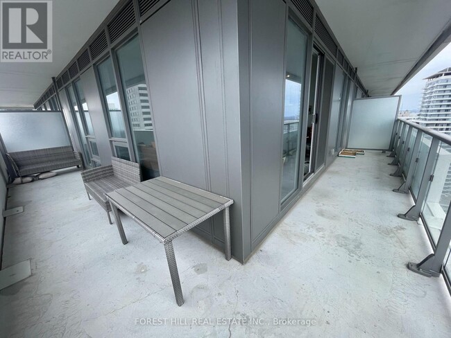 Building Photo - 2221-2221 Yonge St
