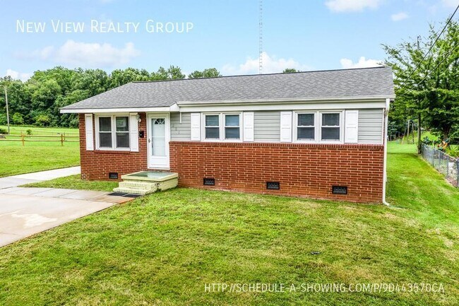 Building Photo - 206 Mattoon St