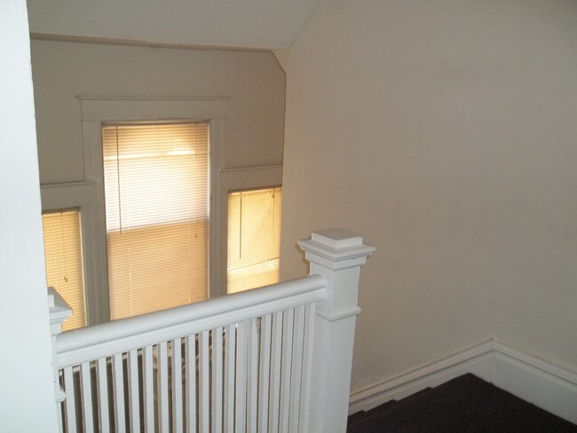 Building Photo - 729 S Rose St