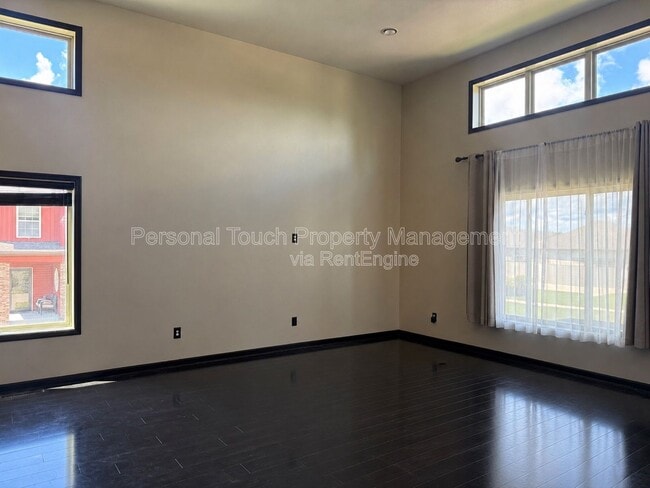 Building Photo - 4106 Clubhouse Dr S