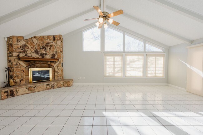 Building Photo - New Listing