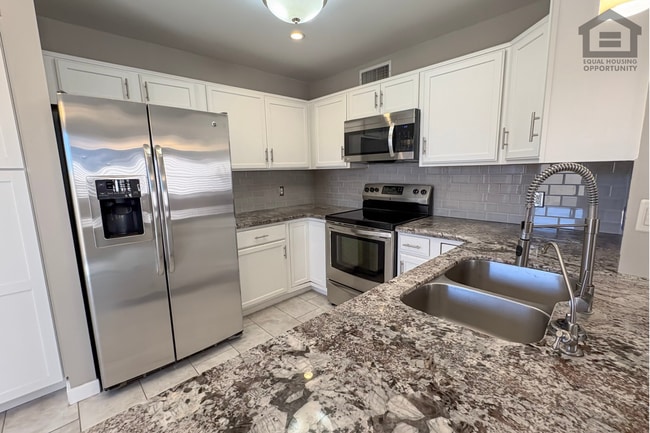 2Bed/2Bath Townhouse in North Scottsdale! Ready for Immediate Move-In! -- 2 CAR GARAGE! - 2Bed/2Bath Townhouse in North Scottsdale! Ready for Immediate Move-In! -- 2 CAR GARAGE!