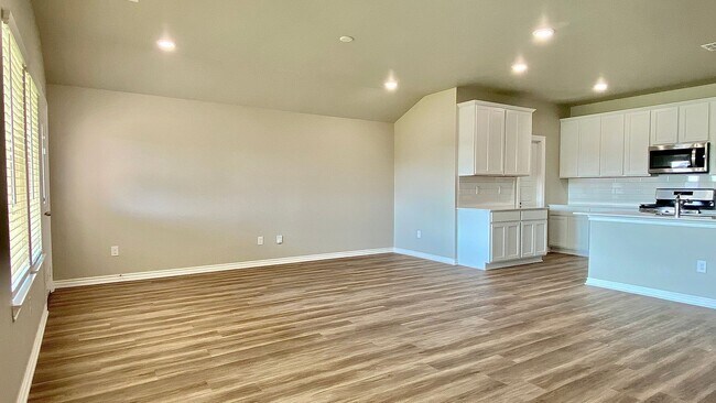 Foto del edificio - 4 Bed 2 Bath, w/Office in Deer Creek Schools