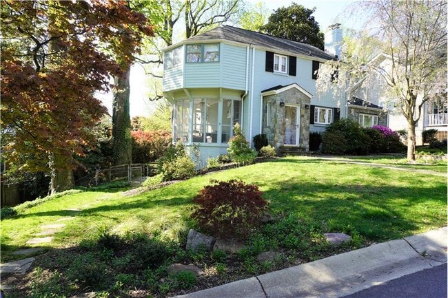 Photo - 215 Crestmoor Cir House