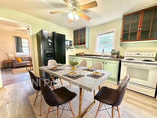 Foto del edificio - 916 W Wisconsin Ave