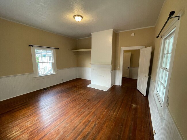 Foto del edificio - ** FALL PRELEASING*** | Charming Boulevard House with Fresh Updates