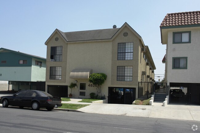 Building Photo - 4826 Rosewood Ave