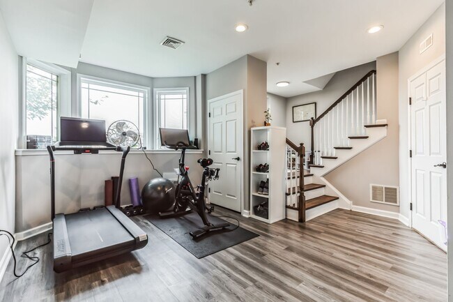 Building Photo - Stunning and Luxurious 3-Bedroom, 5 Bathro...