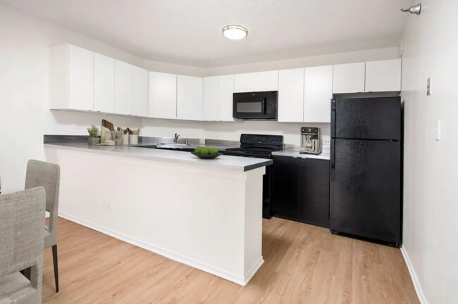 Building Photo - 1122 N La Salle Dr