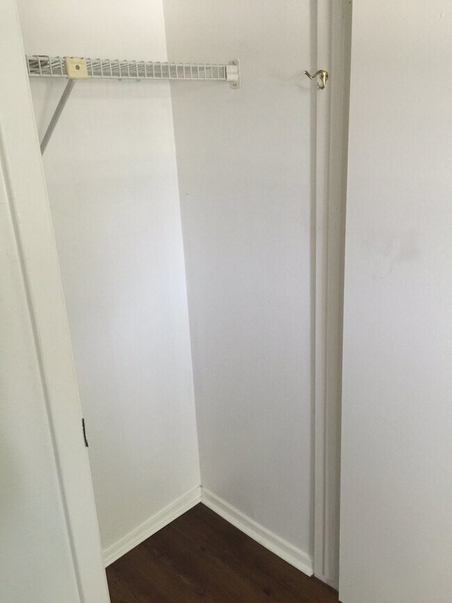 Building Photo - Two Bedroom Unit Near UTMB!