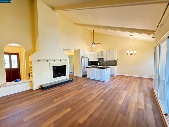 Building Photo - 2083 Ascot Dr