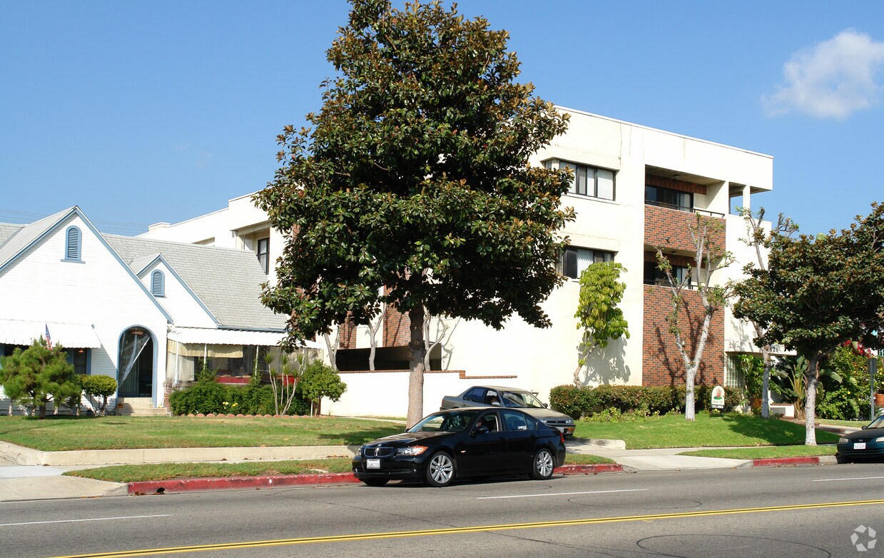 Building Photo - 1421 E Broadway