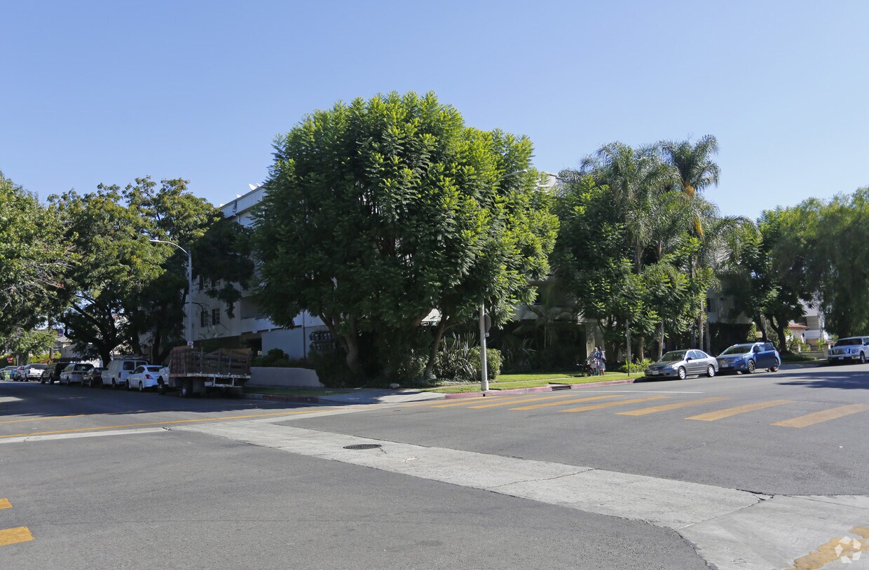 Edificio - 14655 Sylvan Street