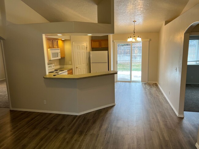 Building Photo - Ready Now / 3 Bedroom PLUS a BONUS Room......