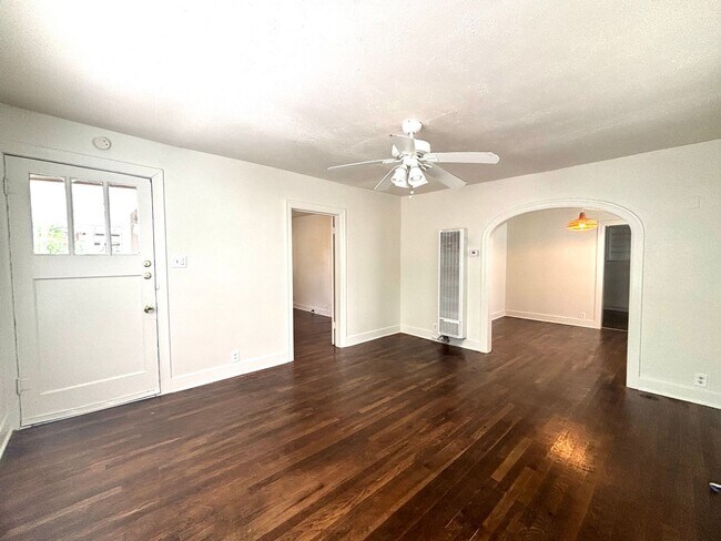 Foto del edificio - 4 Bedroom in Hyde Park!  Prelease for August.-4910 Ave H