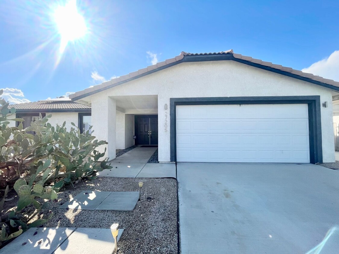 Foto principal - COMING SOON! 3 Bedroom 2 Bathroom Chic Fur...