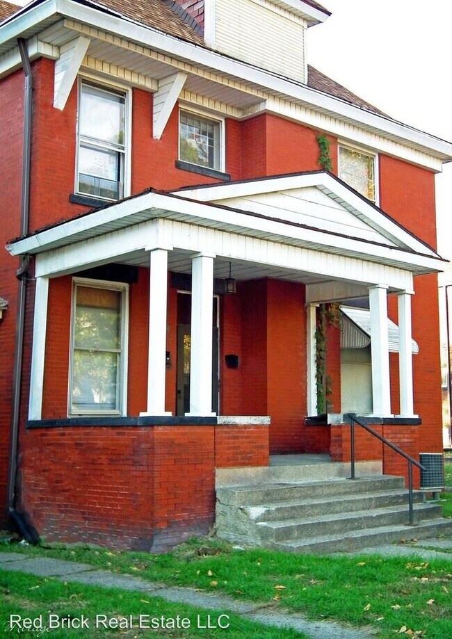 Building Photo - 669 Swan St